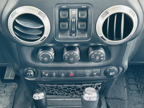 Used 2018 Jeep Wrangler Unlimited Rubicon w/ Cold Weather Group image 16