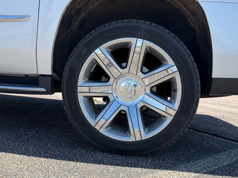 Used 2019 Cadillac Escalade ESV Luxury AWD/4WD image 18