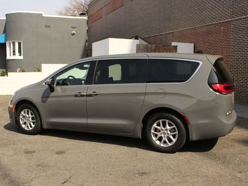 Used 2023 Chrysler Pacifica Touring-L FWD image 5