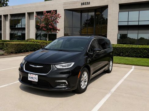 Used 2026 Chrysler Pacifica Limited FWD image 11