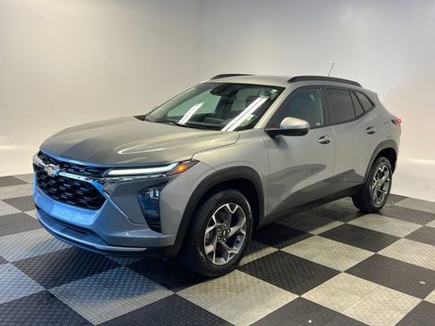 Used 2024 Chevrolet Trax LT w/ Driver Confidence Package FWD image 3
