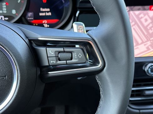 Certified 2025 Porsche Macan AWD/4WD image 27