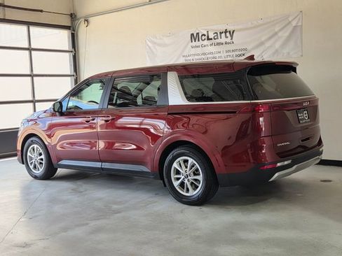 Used 2024 Kia Carnival LX FWD image 3