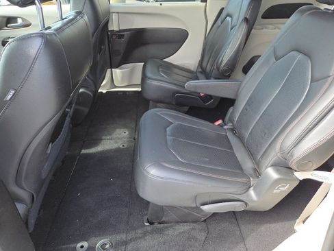 Used 2019 Chrysler Pacifica Touring-L FWD image 15
