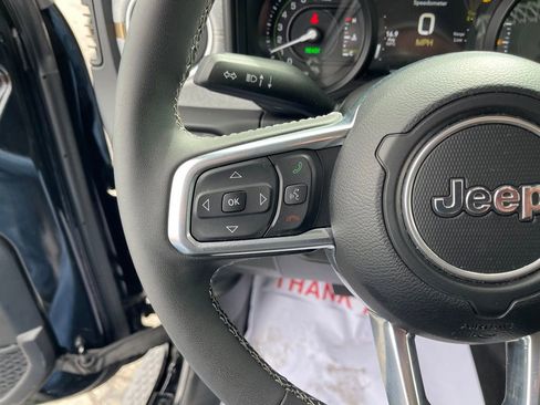 Used 2025 Jeep Wrangler Unlimited Sahara image 17