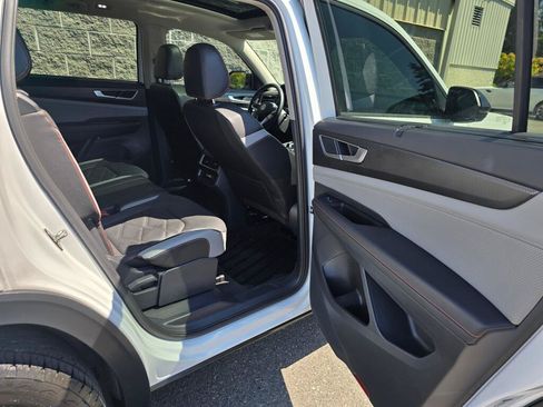 Used 2024 Volkswagen Atlas Peak Edition SE AWD/4WD image 21