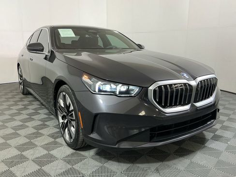 Certified 2025 BMW 530i w/ Premium Package image 4