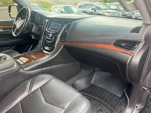 Used 2017 Cadillac Escalade ESV Luxury image 22