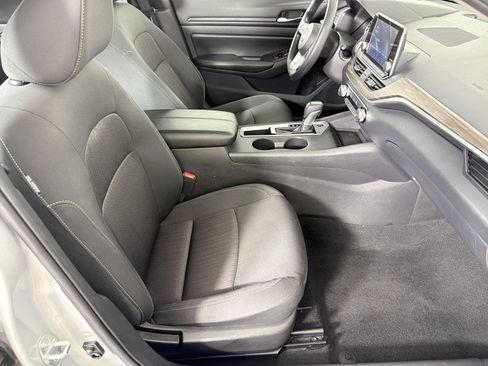 Used 2025 Nissan Altima 2.5 SV FWD image 11