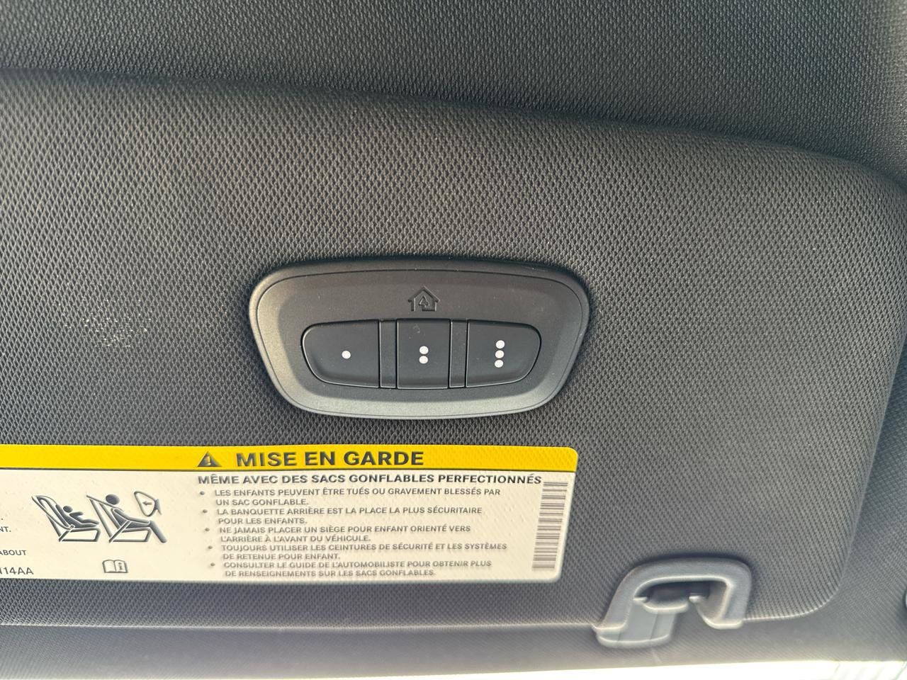 Used 2025 Chrysler Pacifica Select FWD image 12