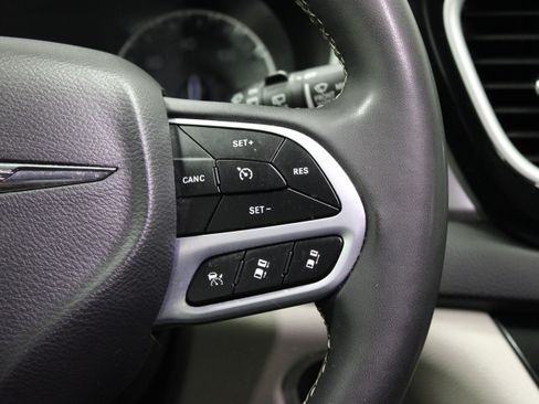 Used 2024 Chrysler Pacifica Touring-L FWD image 24