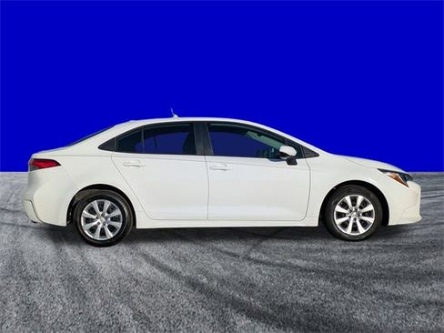 Used 2020 Toyota Corolla LE image 3