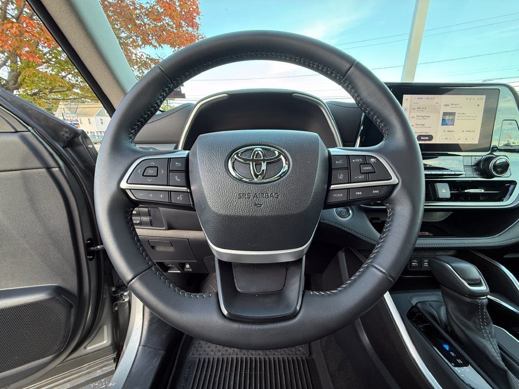 Certified 2026 Toyota Highlander XLE AWD/4WD image 9