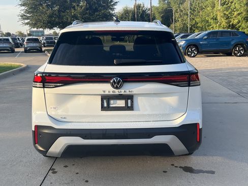 Used 2025 Volkswagen Tiguan SE w/ Panoramic Sunroof Package FWD image 8