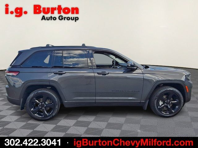 Used 2023 Jeep Grand Cherokee Limited w/ Black Appearance Package AWD/4WD image 7