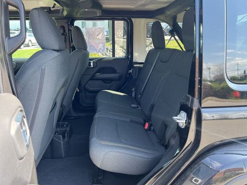 Used 2025 Jeep Wrangler Sahara image 9