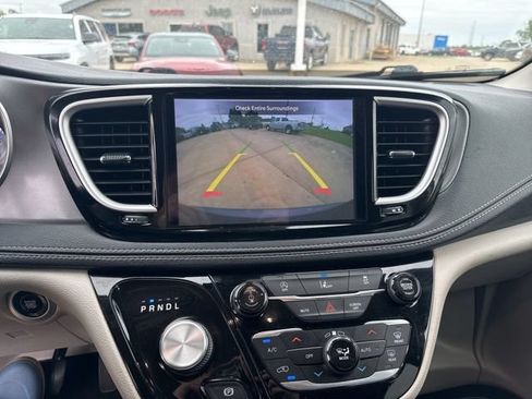 Used 2022 Chrysler Pacifica Touring-L FWD image 18