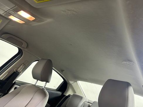 Used 2019 Toyota Yaris L image 13