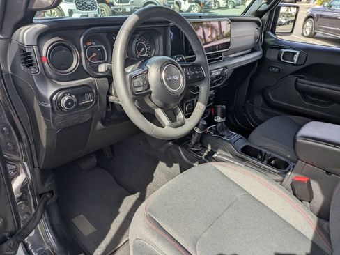 Used 2025 Jeep Wrangler Unlimited Rubicon image 17