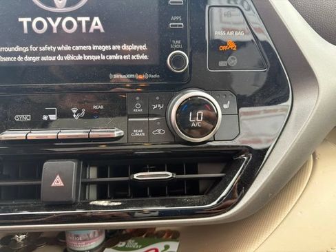 Used 2022 Toyota Highlander XLE AWD/4WD image 25