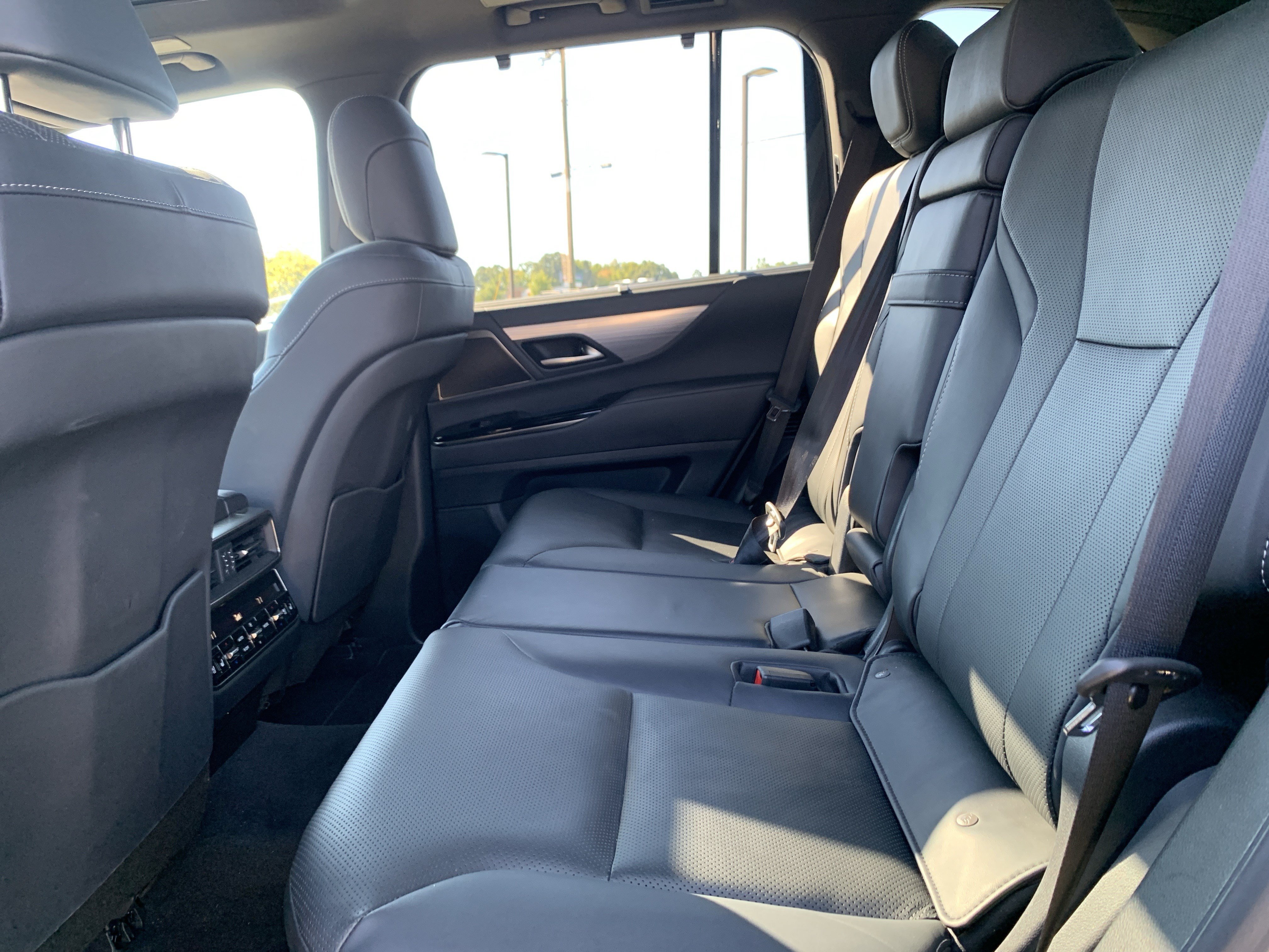 Used 2022 Lexus LX 600 F Sport w/ Accessory Package (Z1) AWD/4WD image 32