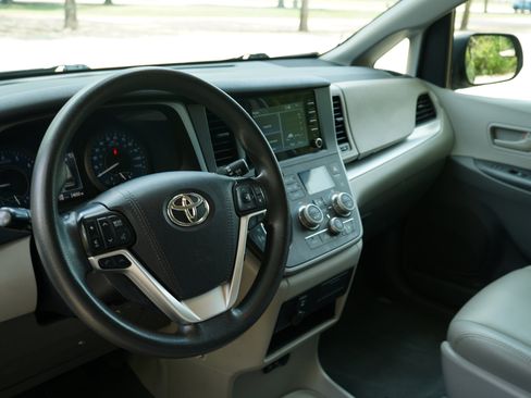 Used 2020 Toyota Sienna L image 16