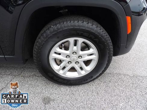 Used 2023 Jeep Grand Cherokee Laredo AWD/4WD image 12