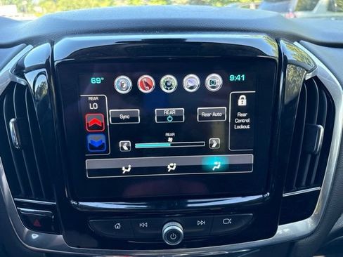 Used 2019 Chevrolet Traverse LT w/ LT Premium Package FWD image 8