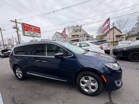 Used 2017 Chrysler Pacifica Touring-L Plus image 6