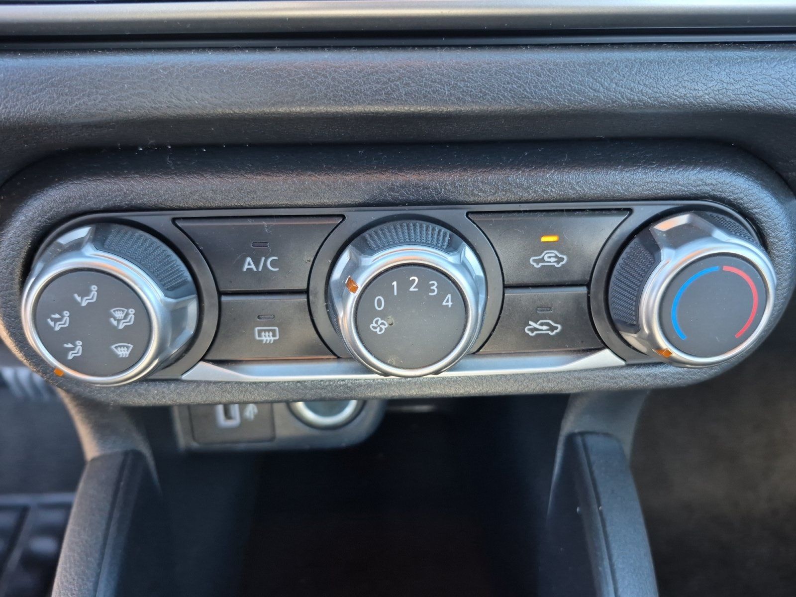 Used 2025 Nissan Versa S FWD image 29