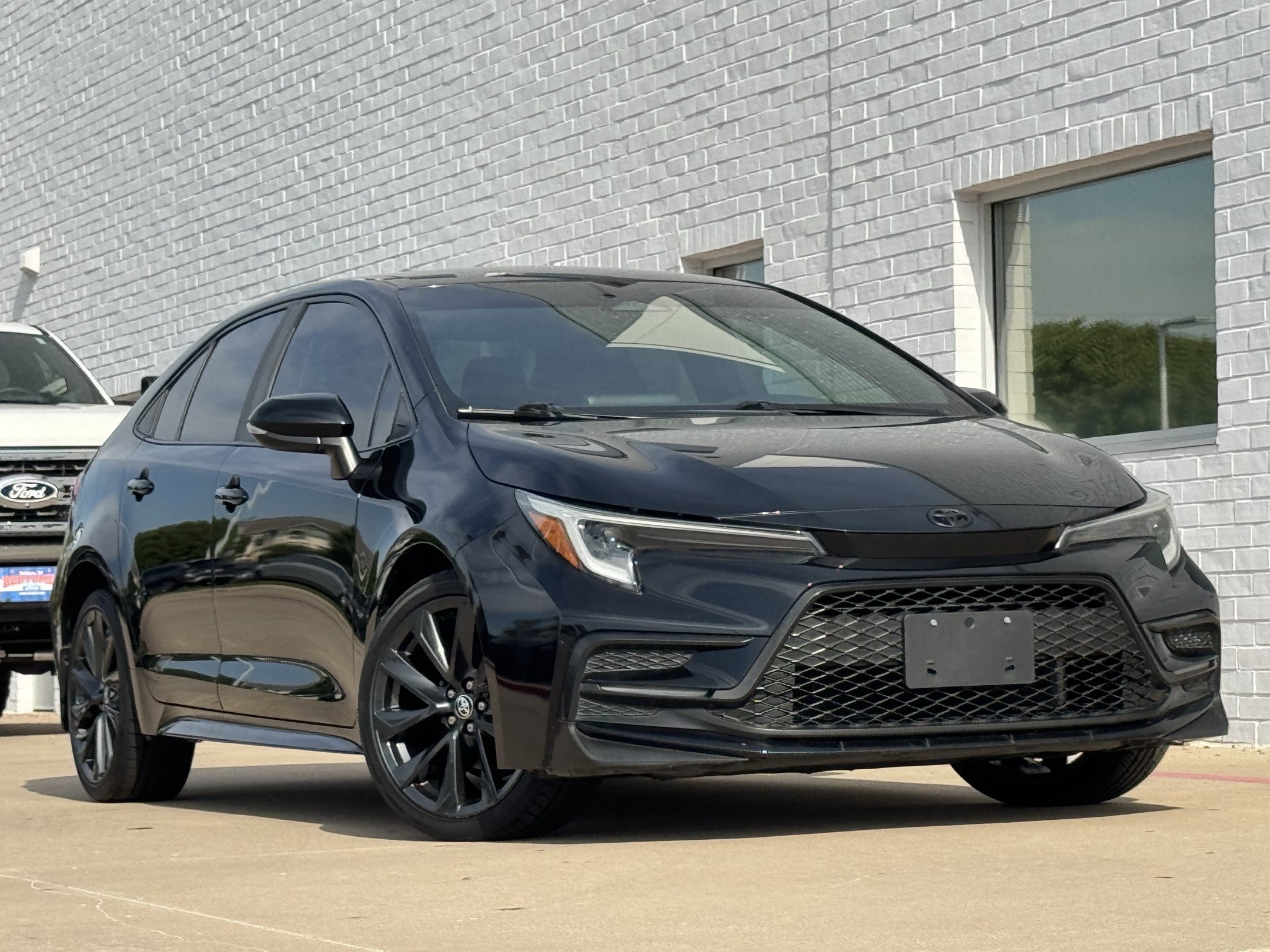 Used 2023 Toyota Corolla SE FWD image 2