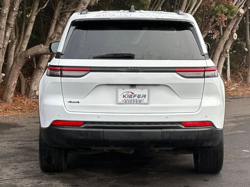 Used 2023 Jeep Grand Cherokee Altitude image 5