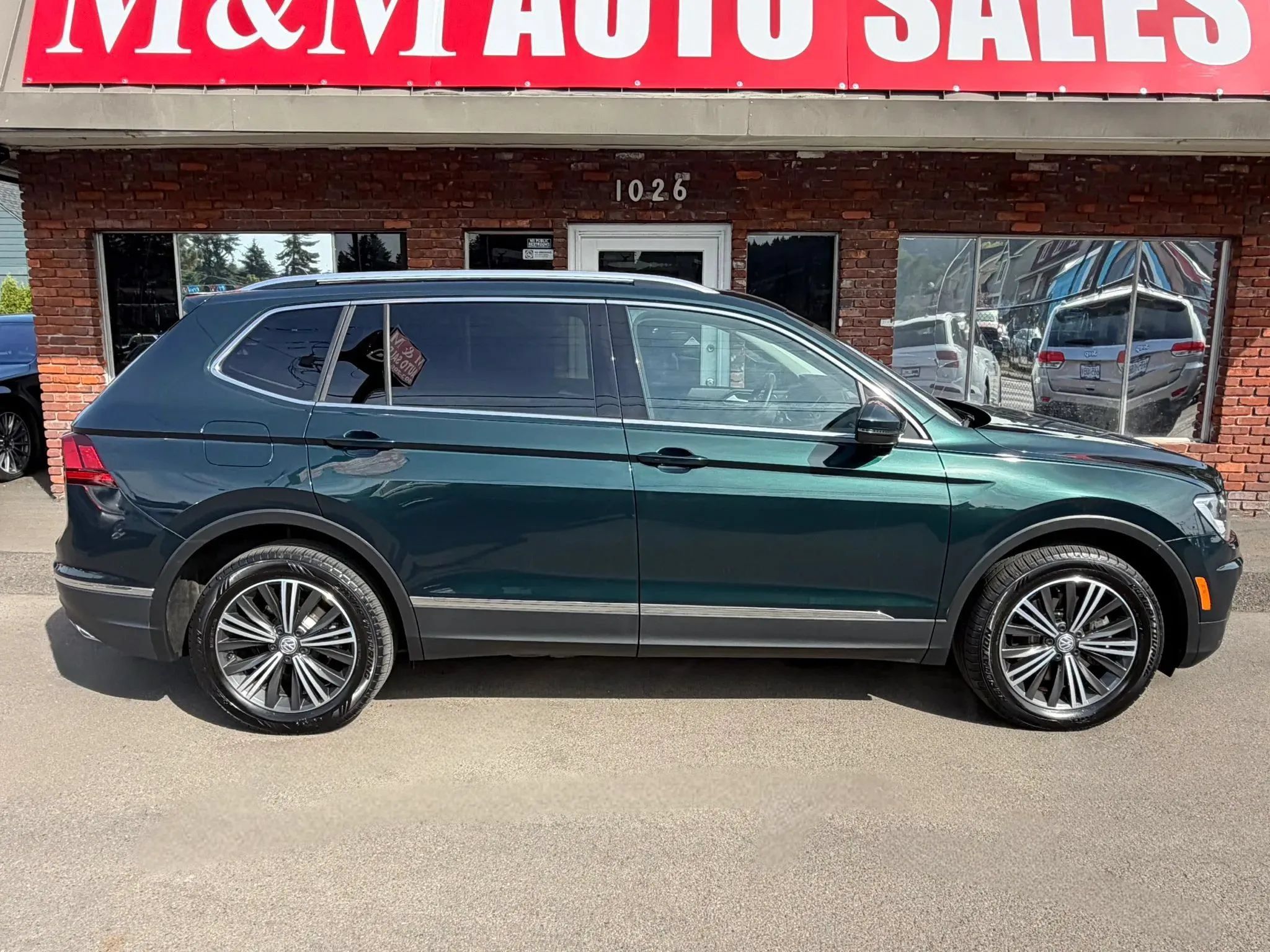 Used 2018 Volkswagen Tiguan SEL w/ 3rd Row Seat Package AWD/4WD image 2