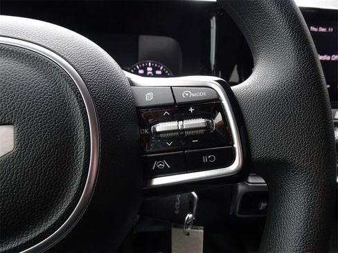 Used 2023 Kia Sorento LX image 26
