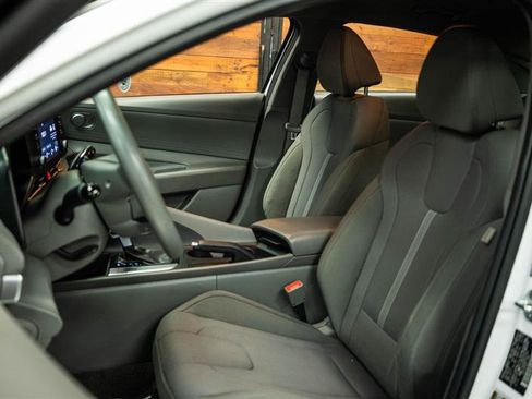 Used 2024 Hyundai Elantra SE FWD image 9