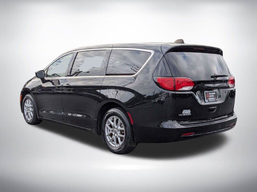 Used 2022 Chrysler Voyager LX FWD image 6