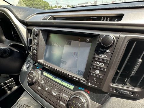 Used 2018 Toyota RAV4 XLE FWD image 16