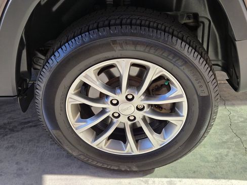 Used 2019 Jeep Cherokee Latitude Plus w/ Comfort/Convenience Group AWD/4WD image 10