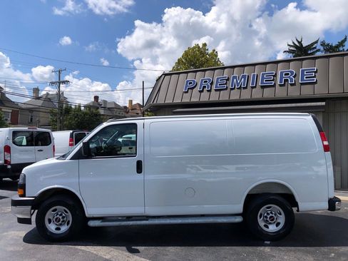 Used 2025 GMC Savana 2500 w/ Driver Convenience Package RWD image 3