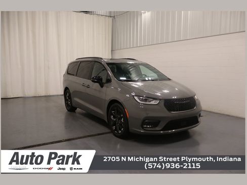 Used 2025 Chrysler Pacifica Limited image 1