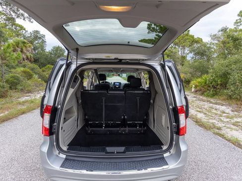 Used 2012 Chrysler Town & Country Touring w/ Entertainment Group #1 FWD image 25