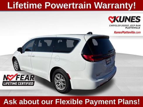 Used 2023 Chrysler Pacifica Touring-L FWD image 8