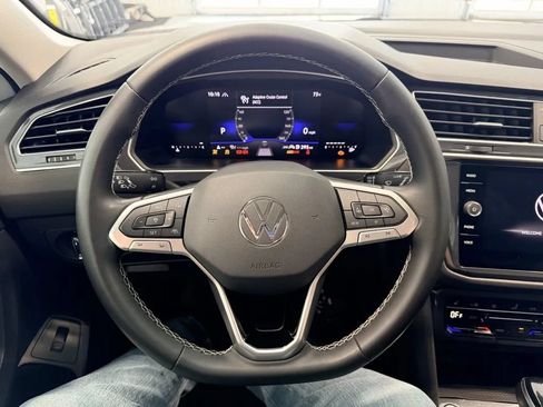 Used 2024 Volkswagen Tiguan SE AWD/4WD image 32