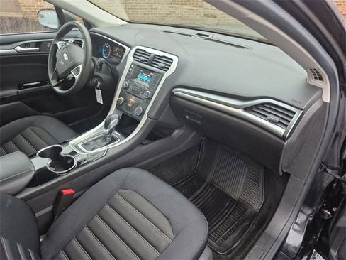 Used 2015 Ford Fusion SE image 25