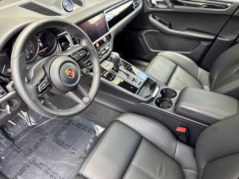 Certified 2026 Porsche Macan AWD/4WD image 4