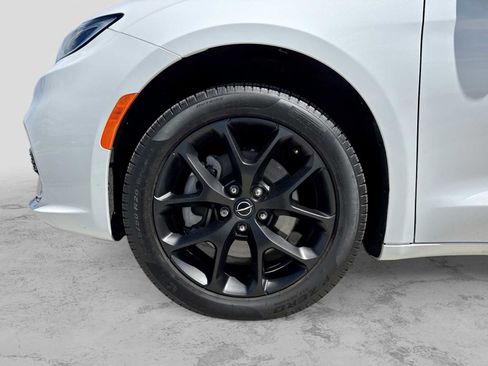 Used 2026 Chrysler Pacifica Limited w/ S Appearance Package AWD/4WD image 13