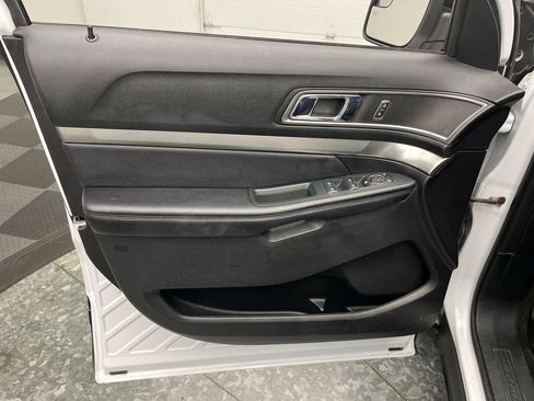 Used 2018 Ford Explorer XLT w/ Equipment Group 202A AWD/4WD image 10