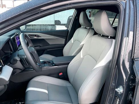 Used 2025 Toyota Camry SE image 9