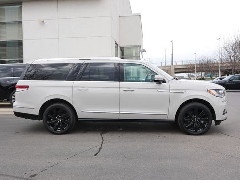 Used 2022 Lincoln Navigator L Reserve w/ Equipment Group 201A image 8