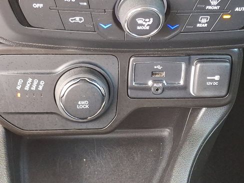 Used 2023 Jeep Renegade Latitude image 25